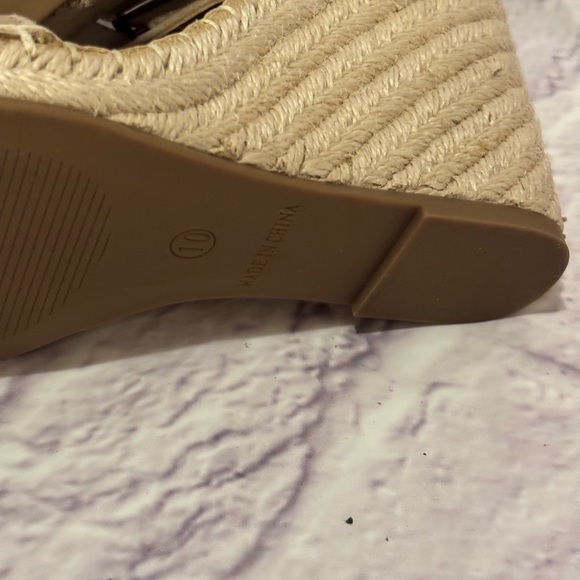 🔵”NWOT” Super Chic Tan Suede Wedge Sandals - Picture 10 of 12